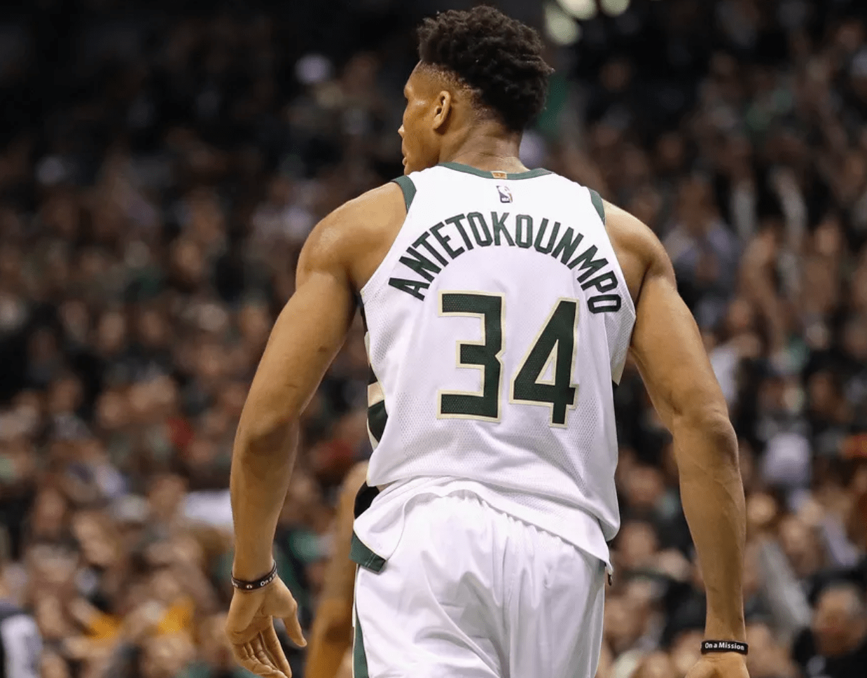 惊天逆转！阿森纳遭维拉绝杀 英超三强争霸白热化（绝境翻盘！维拉读秒击败阿森纳 英超三强争冠愈演愈烈）