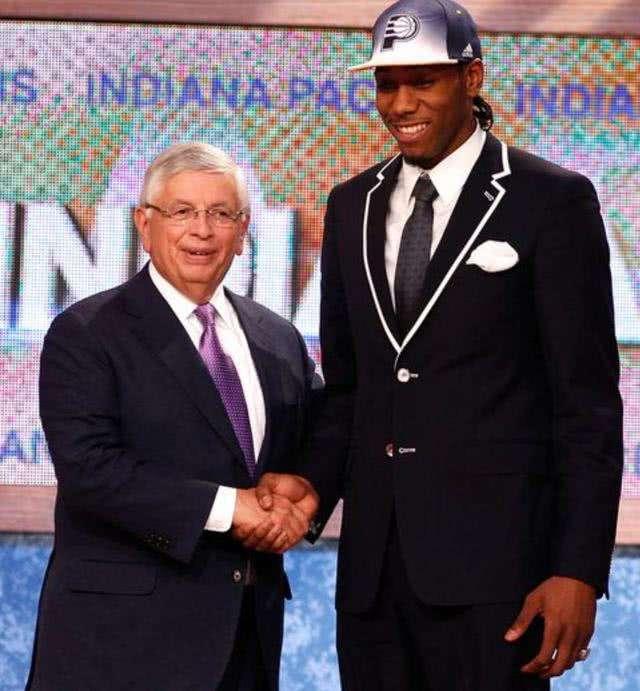 F1拉斯维加斯站：维斯塔潘夺冠！诺里斯第2，拉塞尔第3（F1拉斯维加斯大奖赛：维斯塔潘称雄，诺里斯亚军，拉塞尔季军）