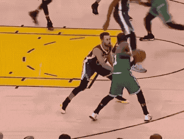 欧冠球员表现评析：C罗连续进球,（欧冠表现解读：C罗连场破门）