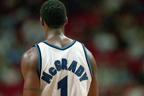 马卡：阿诺德在皇马重现双重性，进攻创造力与防守隐患并存（马卡：阿诺德在皇马攻防两面性凸显，进攻创意十足却埋下防守隐患）