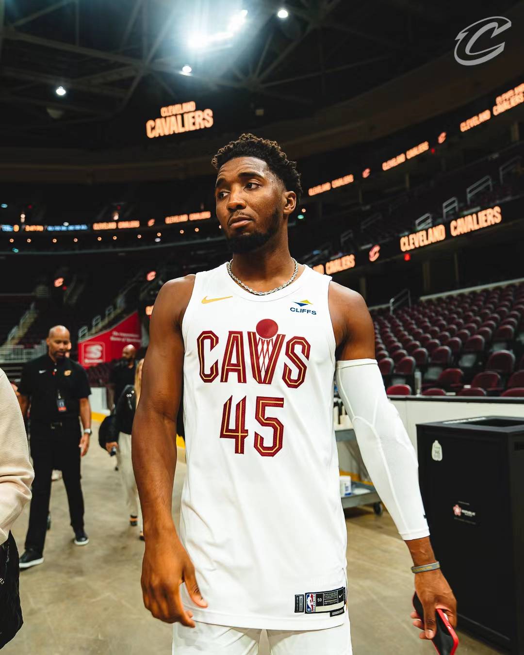 WNBA赛季赛程公布，各队积极备战（WNBA新赛季赛程出炉，球队纷纷备战）