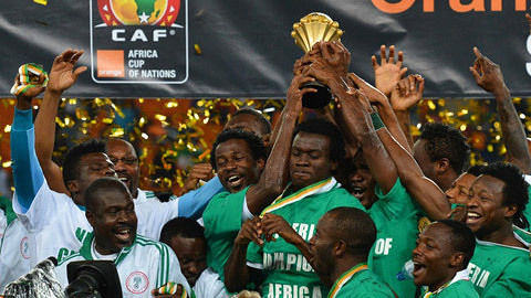 足球+音乐会，河南主帅拉莫斯当乐团指挥&阿奇姆彭等球员参加（足球遇见音乐：河南主帅拉莫斯化身指挥，阿奇姆彭等球员参与）