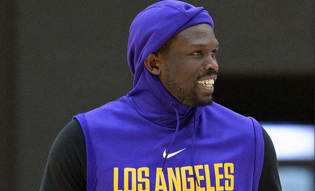 互致问候，U17世界杯期间日本队与墨西哥队在酒店相互列队致意（U17世界杯期间酒店相遇：日本队与墨西哥队列队互致问候）