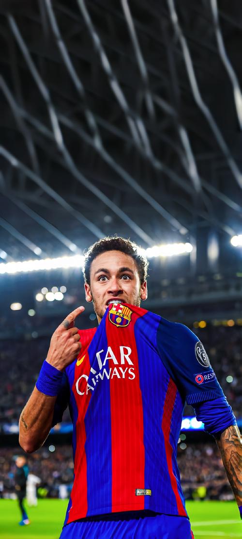 不可触碰的美，若昂-内维斯女友马达莱娜晒暗黑风妆造（冷艳不可近：若昂-内维斯女友马达莱娜晒暗黑系妆容）