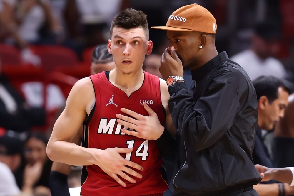 记者：尤文、国米等意甲俱乐部考察热那亚中场马利诺夫斯基（多家意甲豪门考察热那亚中场马利诺夫斯基，尤文国米在列）