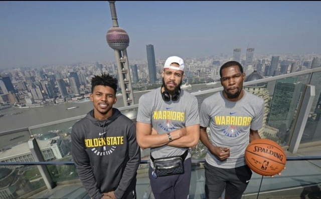 邮报：曼联与92班的关系很微妙，有时候较好有时候很差（邮报：曼联与92班关系起伏不定，时而融洽、时而紧张）